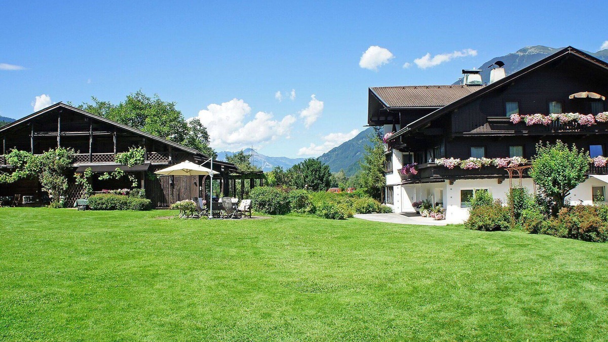 Distelberg Apartment | Cosy apartment for 4 guests with WIFI, TV, patio, panoramic view and parking