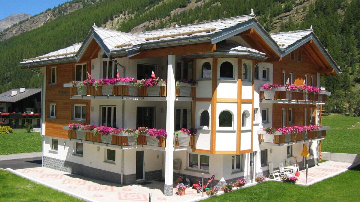 Saas Grund Apartment | Cosy apartment for 4 guests with WIFI, TV, patio, pets allowed, panoramic view and parking