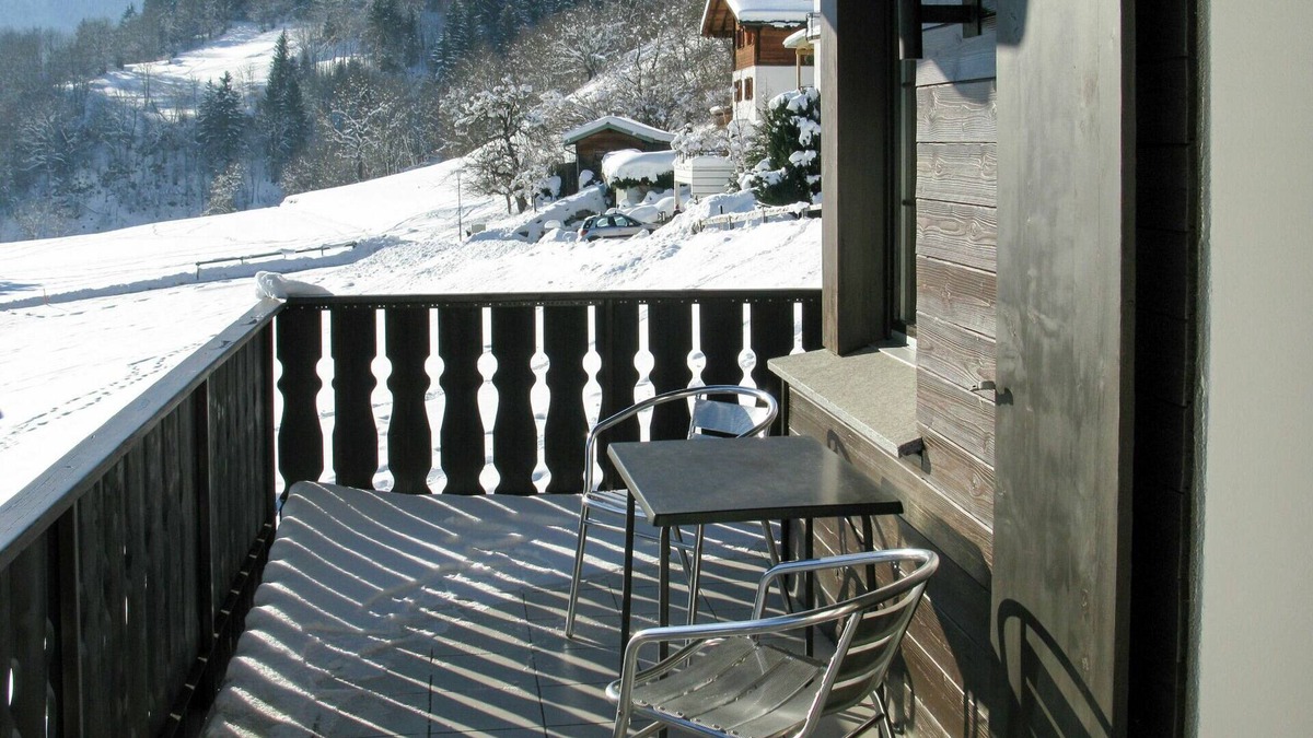 Schluein Apartment | Cosy apartment for 4 guests with TV, balcony, panoramic view and parking