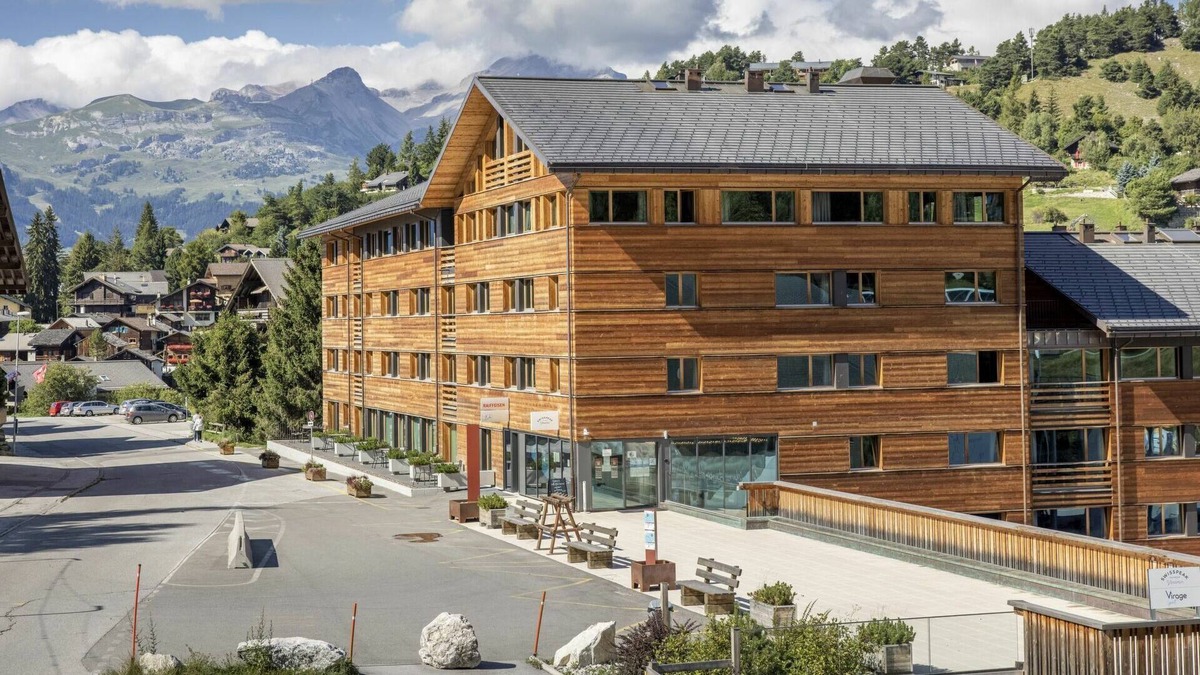 Vercorin Apartment | Cosy apartment for 4 guests with WIFI, hot tub, TV, pets allowed and parking
