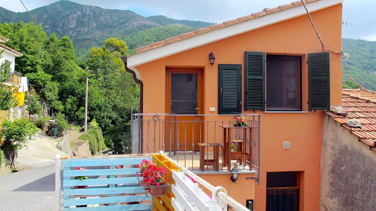 Borgo Apartment | Cosy apartment for 4 guests with WIFI, TV, patio, pets allowed, panoramic view and parking