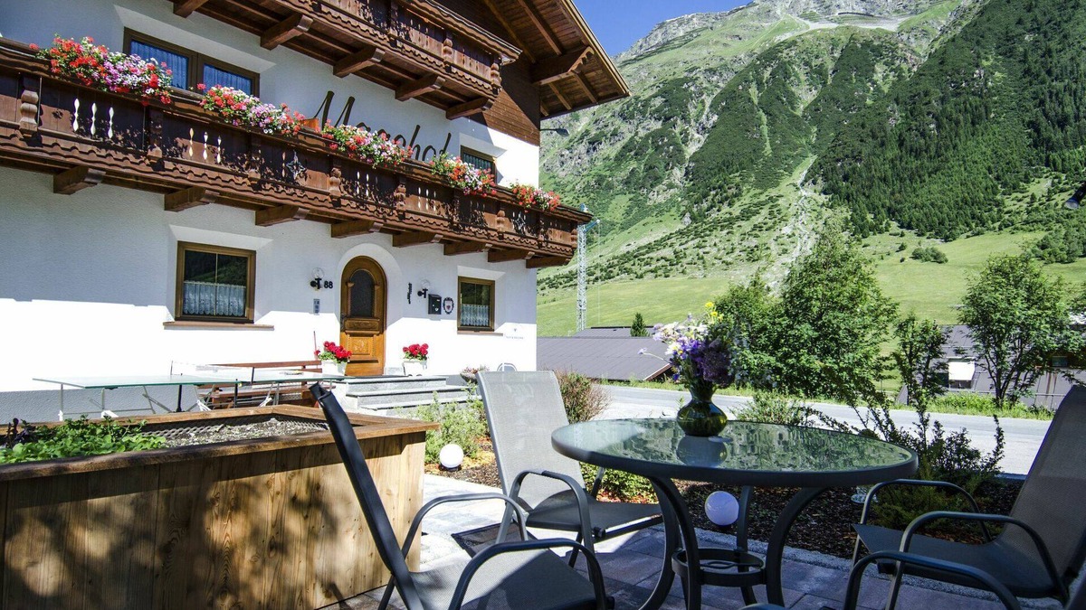 Galtur Apartment | Cosy apartment for 4 guests with WIFI, TV, balcony and parking