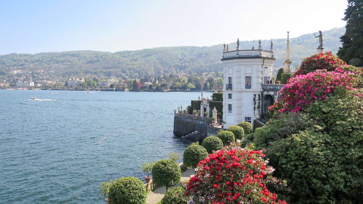 Stresa Apartment | Cosy apartment for 4 guests with WIFI, pool, TV and terrace