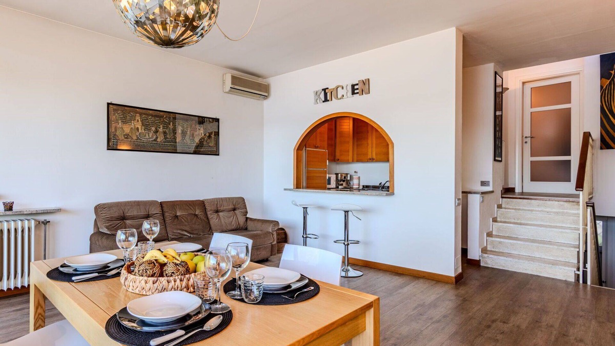 Ispra Apartment | Cosy apartment for 4 guests with A/C, WIFI, TV and terrace