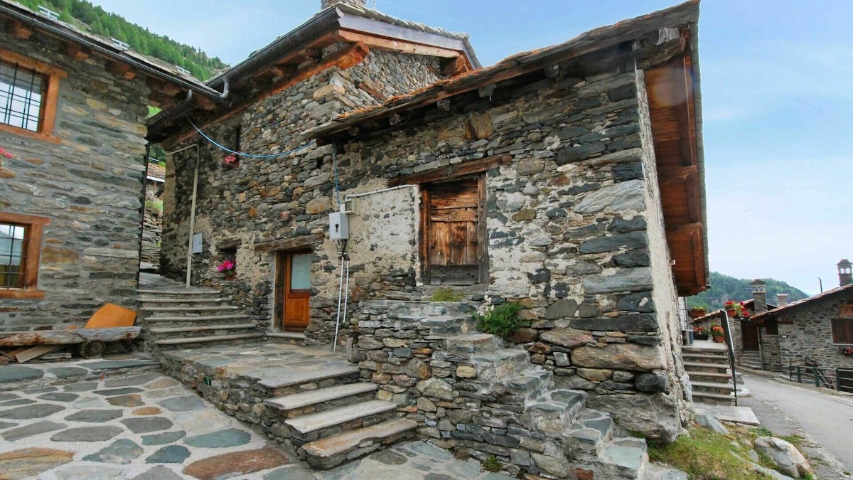 Arvier Apartment | Cosy apartment for 4 people with TV, patio and parking