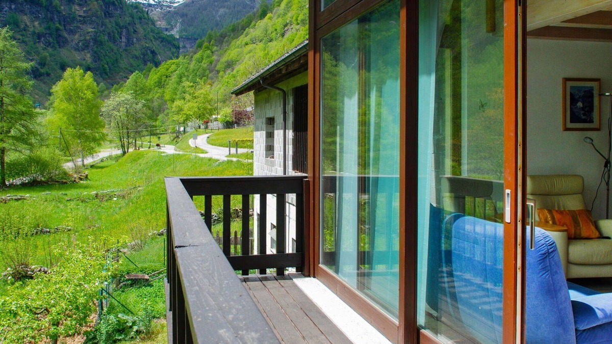 Sonogno Apartment | Cosy apartment for 5 guests with WIFI, TV, patio, panoramic view and parking