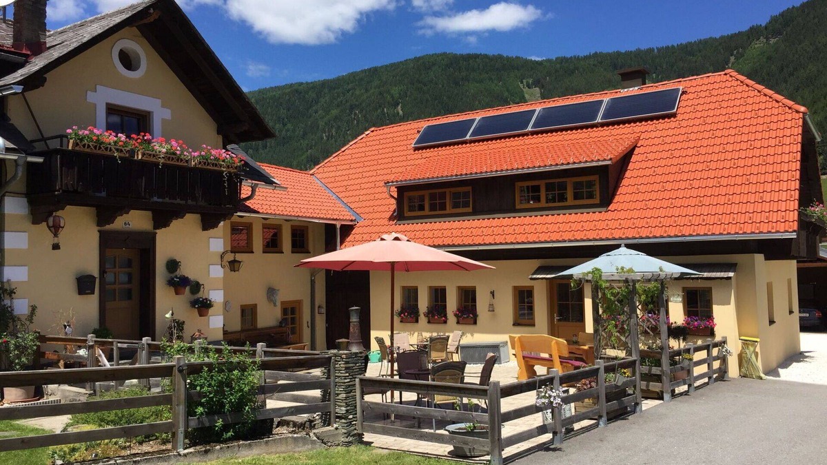 Gnesau Apartment | Cosy apartment for 5 guests with hot tub, WIFI, TV, patio, pets allowed, panoramic view and park.