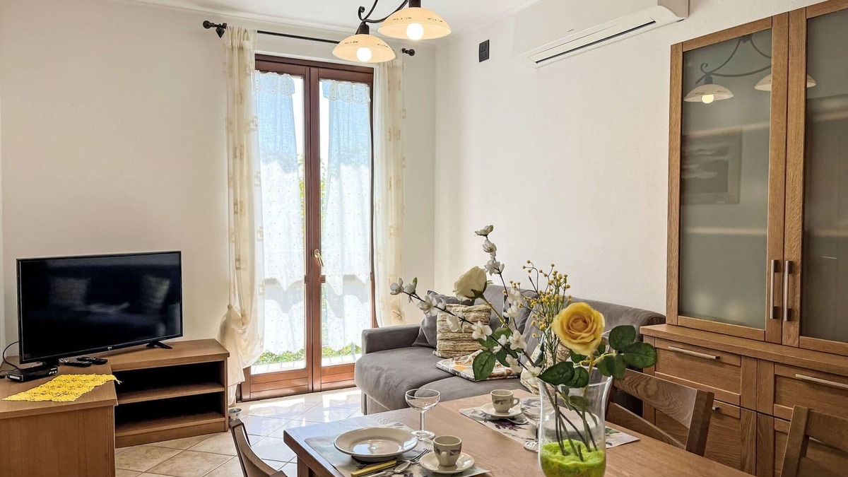Savona Apartment | Cosy apartment for 5 guests with WIFI, TV, patio, pets allowed, panoramic view and parking