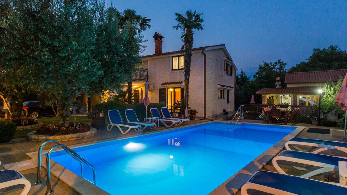 Vrznaveri Apartment | Cosy apartment for 5 guests with pool, A/C, WIFI, TV, terrace, pets allowed and parking