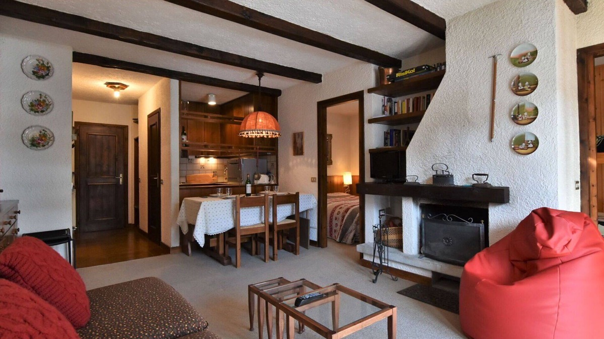 Madesimo Apartment | Cosy apartment for 5 guests with WIFI, TV, terrace and parking