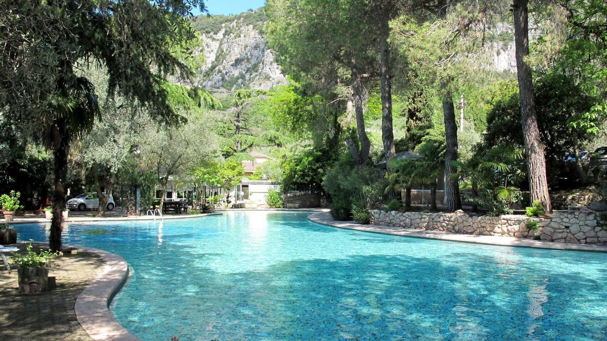 Corno Apartment | Cosy apartment for 5 people with WIFI, pool, TV, terrace and parking