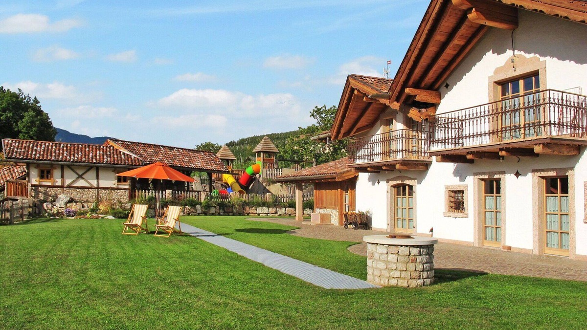 Coredo Apartment | Cosy apartment for 6 guests with WIFI, TV, balcony, pets allowed and parking