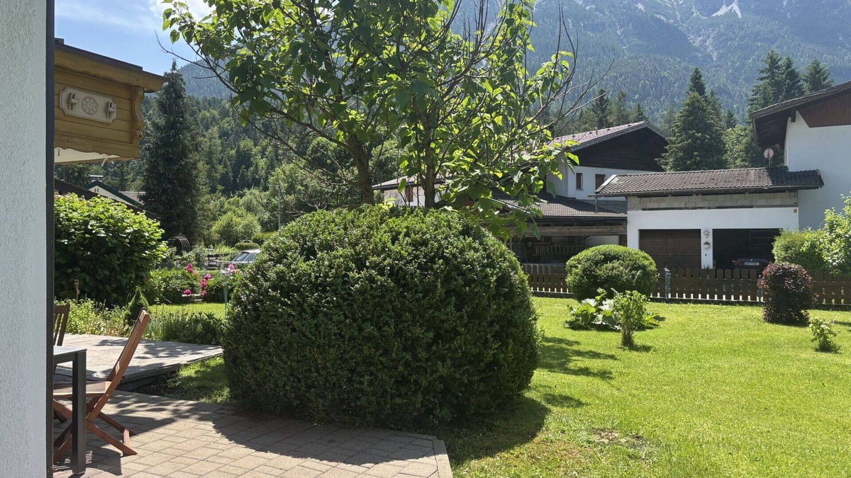 Weissenbach am Lech Apartment | Cosy apartment for 6 guests with WIFI, TV, terrace, pets allowed and parking
