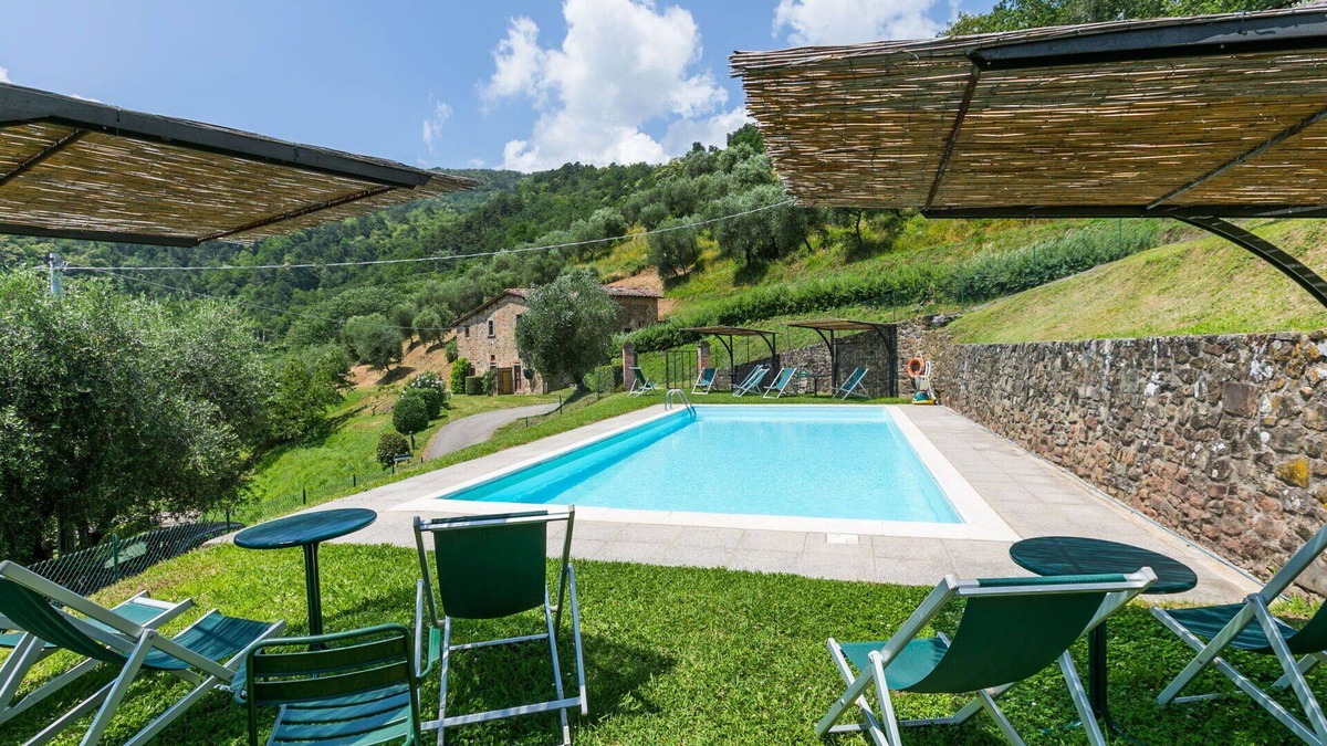 Pescia Apartment | Cosy apartment for 6 guests with WIFI, pool, TV, patio, pets allowed and parking