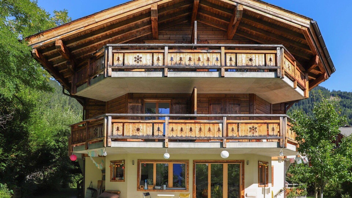 Chesieres Apartment | Cosy apartment for 6 guests with hot tub, WIFI and balcony