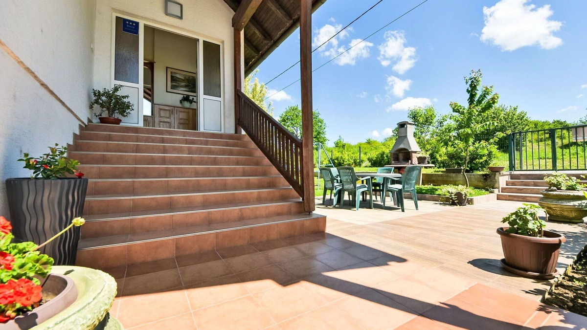 Slunj Apartment | Cosy apartment for 6 guests with WIFI, A/C, TV, terrace and parking