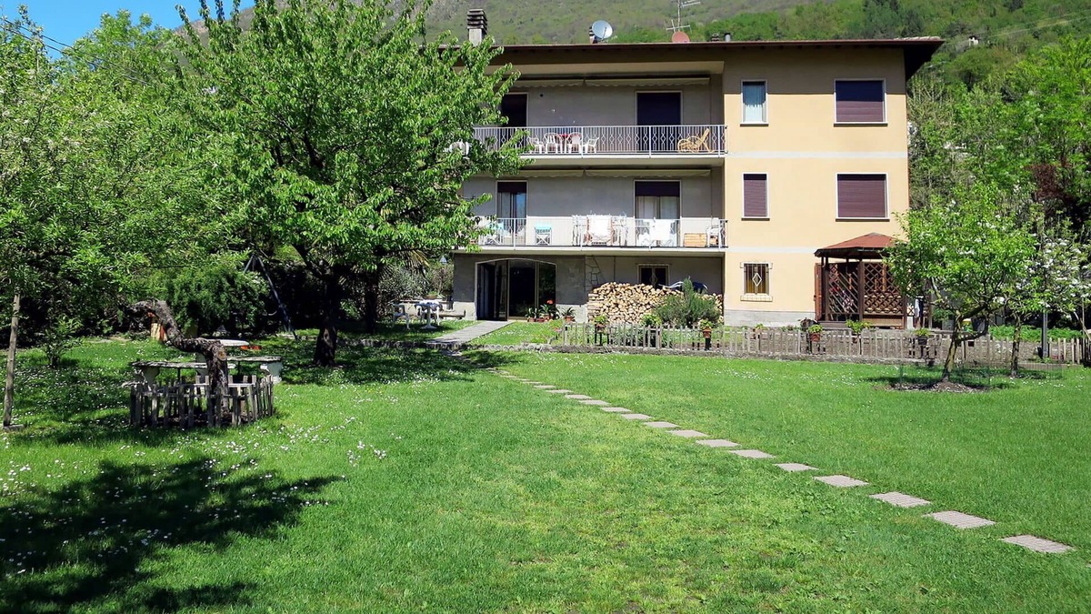Carlazzo Apartment | Cosy apartment for 6 people with WIFI, TV, patio, pets allowed and parking