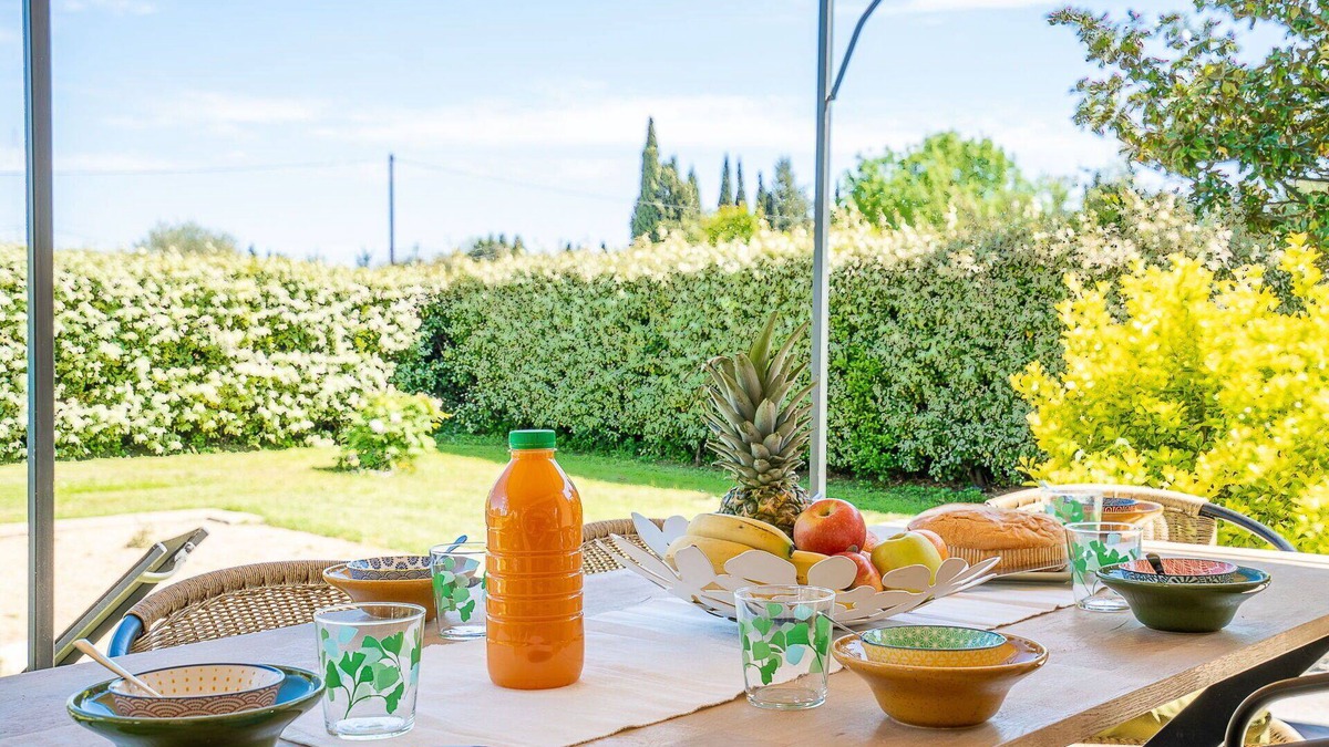 La Crau Apartment | Cosy apartment for 6 people with private pool, WIFI, TV and patio