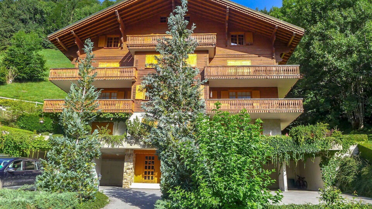Champery Apartment | Cosy apartment for 7 guests with WIFI, TV, patio and panoramic view