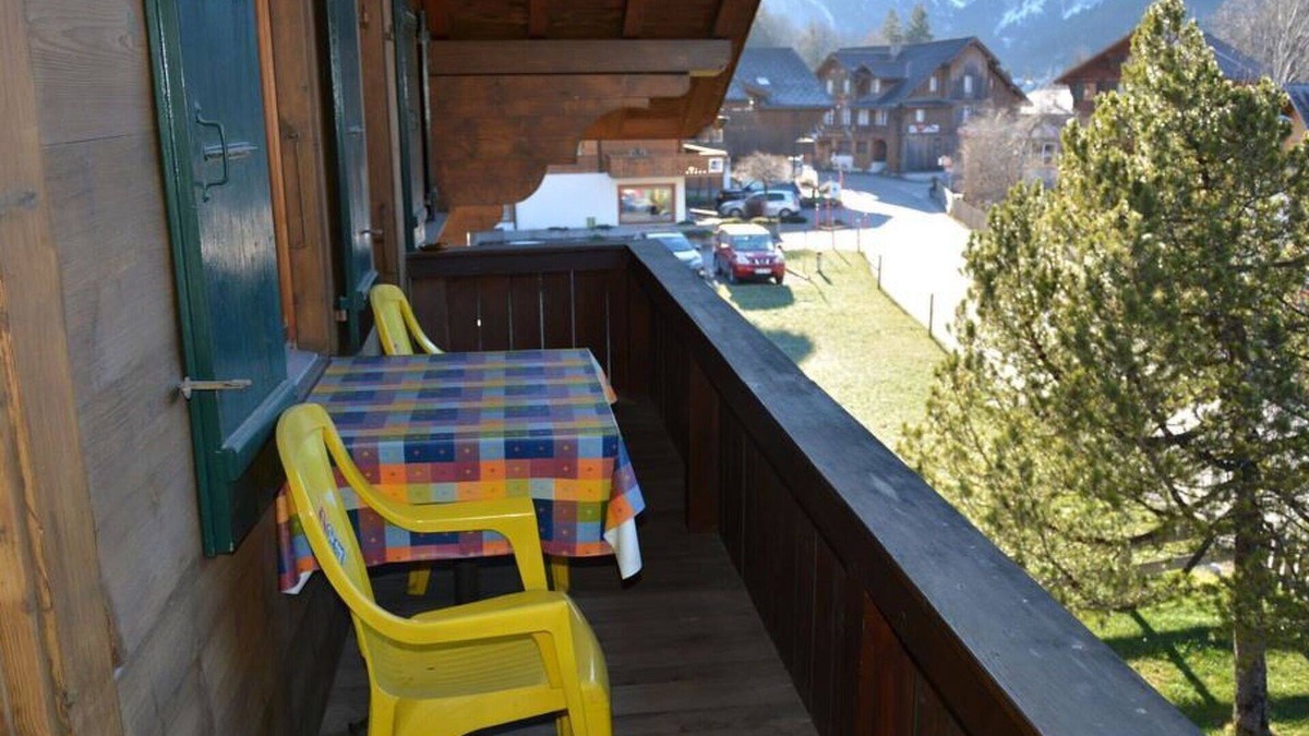 Lauenen Apartment | Cosy apartment for 7 people with WIFI, TV, balcony and pets allowed