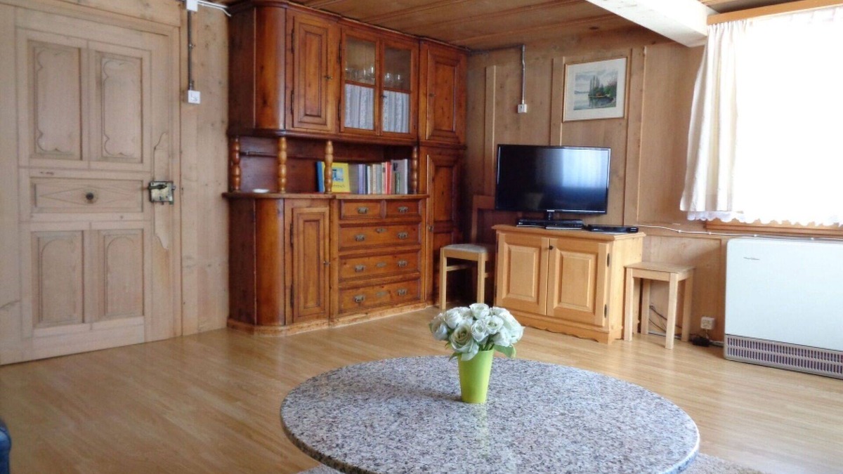 Sedrun Apartment | Cosy apartment for 7 people with TV, balcony and parking