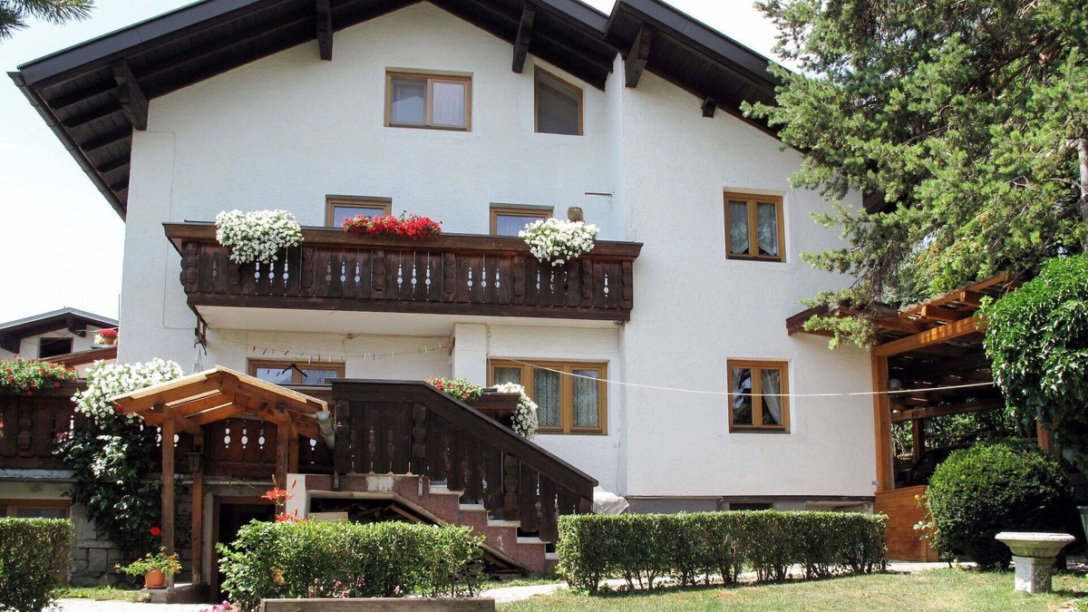 Imst Apartment | Cosy apartment for 8 guests with WIFI, TV, terrace, pets allowed and parking