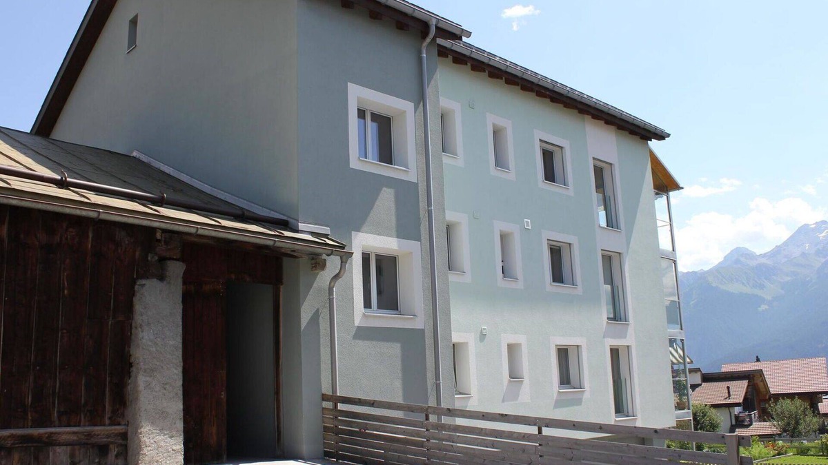 Grisons Apartment | Cosy apartment for 8 guests with WIFI, TV and balcony
