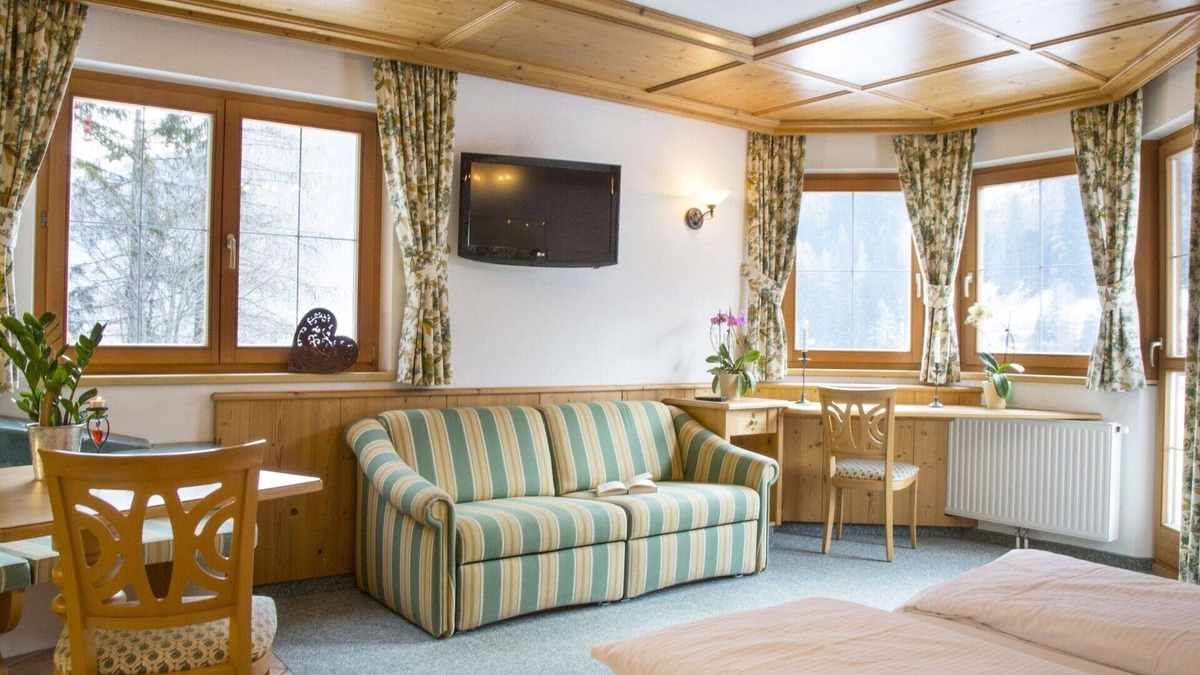 Sankt Anton am Arlberg Apartment | Cosy apartment for 4 guests with WIFI, TV, balcony, pets allowed and parking