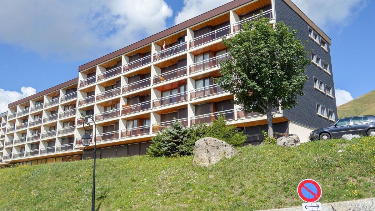 La Toussuire Apartment | Cosy apartment for 6 people with WIFI, TV and balcony