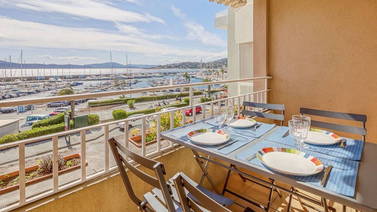 Sainte-Maxime City Centre Apartment | Cosy apartment for 4 guests with WIFI, TV, terrace, pets allowed and parking