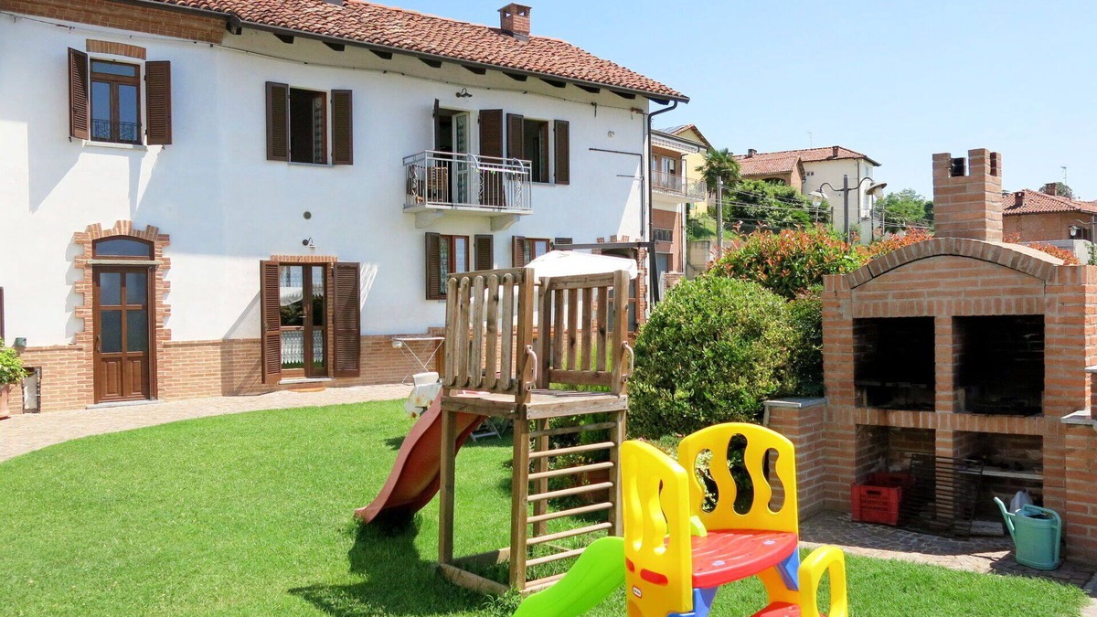 Cossombrato Apartment | Cosy apartment for 7 guests with pool, WIFI, TV, patio, pets allowed and parking
