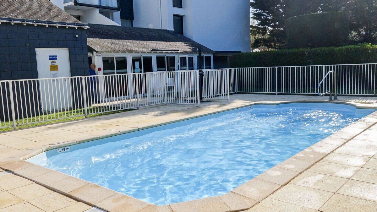 Carnac Apartment | Cosy apartment for 4 guests with pool, WIFI, TV, balcony and pets allowed
