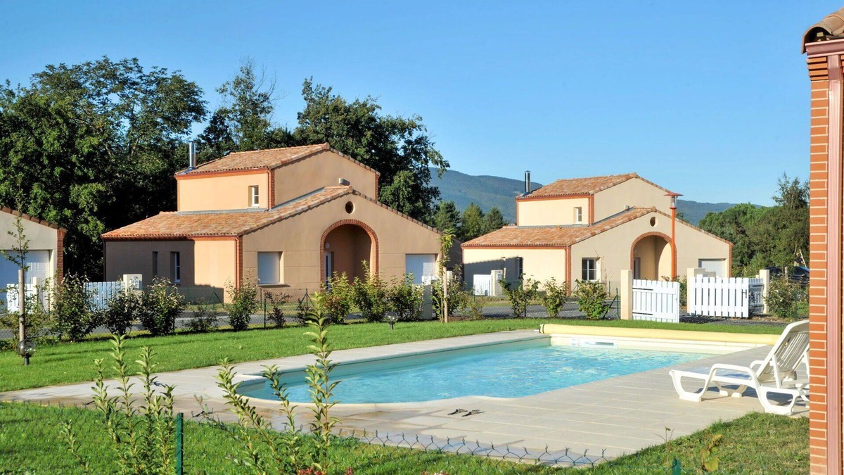 Pont-de-Larn House | Cosy apartment in villa for 8 guests with private pool, TV, terrace, pets allowed and parking