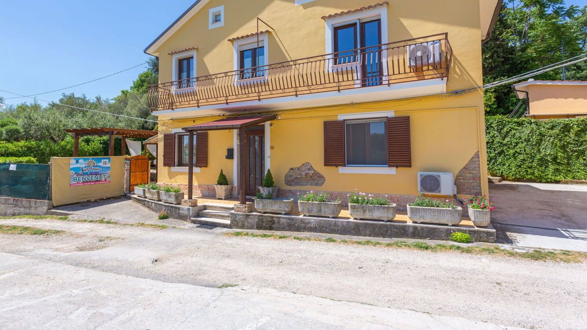 Lanciano House | Cosy apartment in villa for 9 guests with WIFI, A/C, TV, terrace and parking
