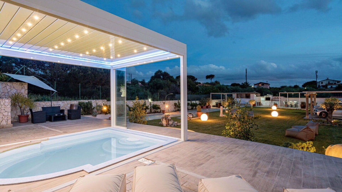 Eden Beach Villa | Cosy apartment in villa for 3 people with WIFI, pool, A/C, TV, patio and parking