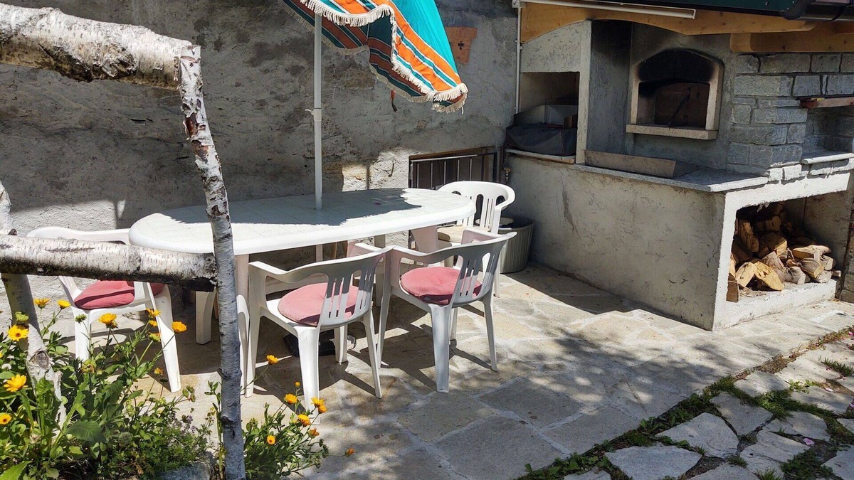 Peglio Apartment | Cosy apartment for 2 guests with WIFI, TV, patio, pets allowed and parking