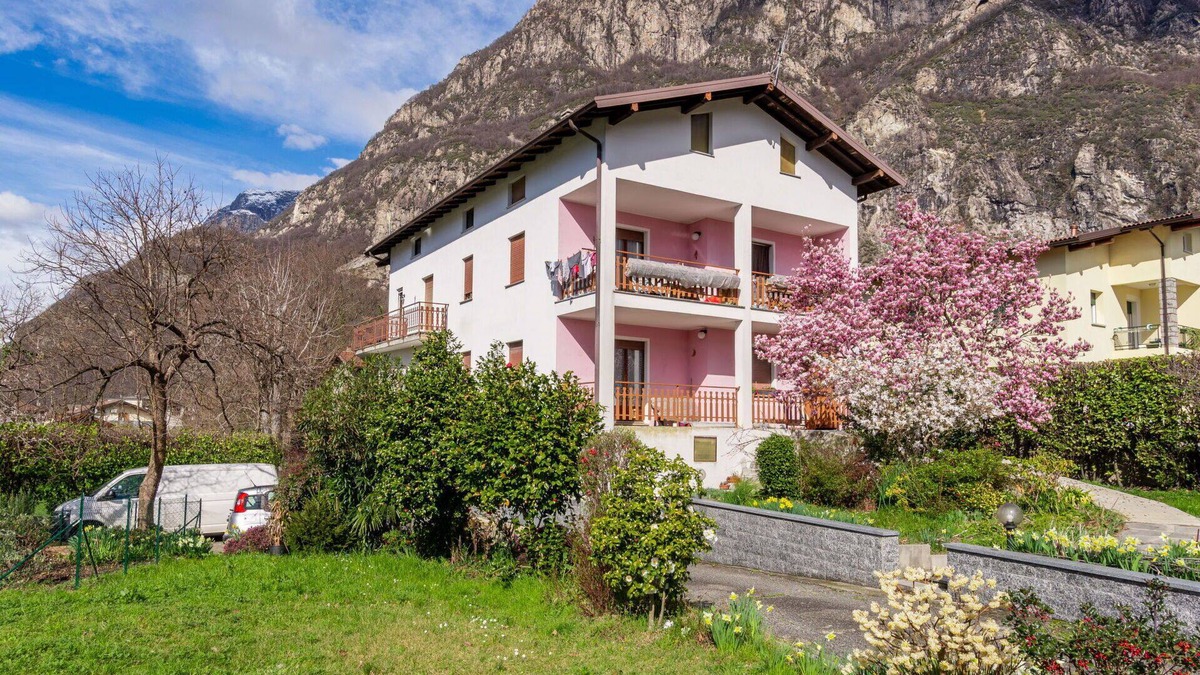 Novate Mezzola Apartment | Cosy apartment for 6 guests with WIFI, TV, patio, pets allowed and parking