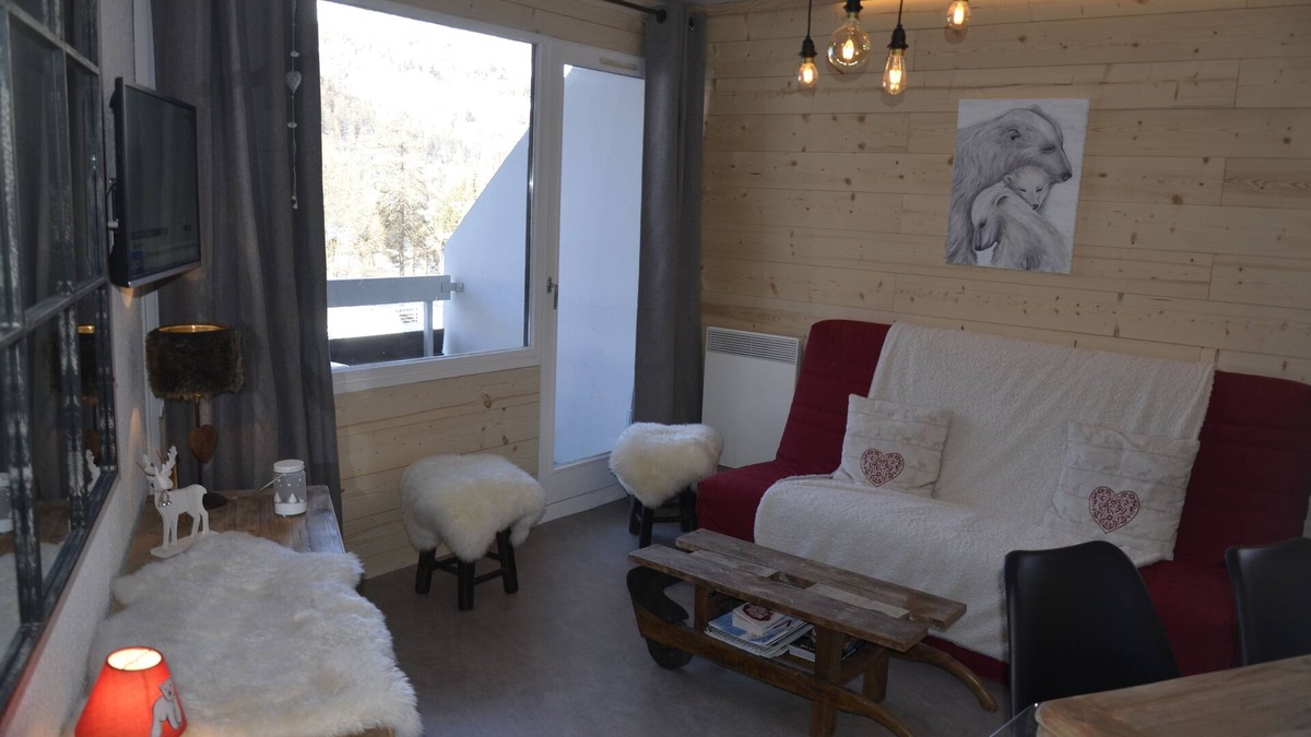 Les Claux Apartment | Cosy apartment, private basement and outdoor parking, 100m from the slopes