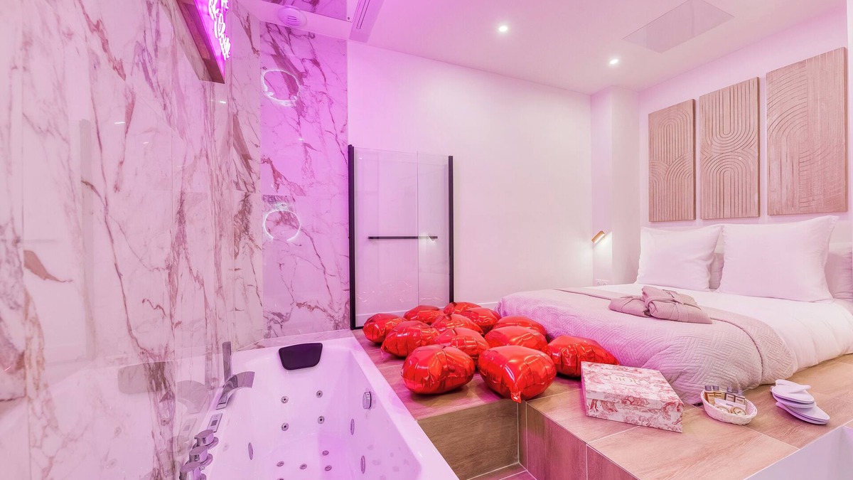 Clichy Apartment | Cosy apartment with Jacuzzi 15min Champs Elysées