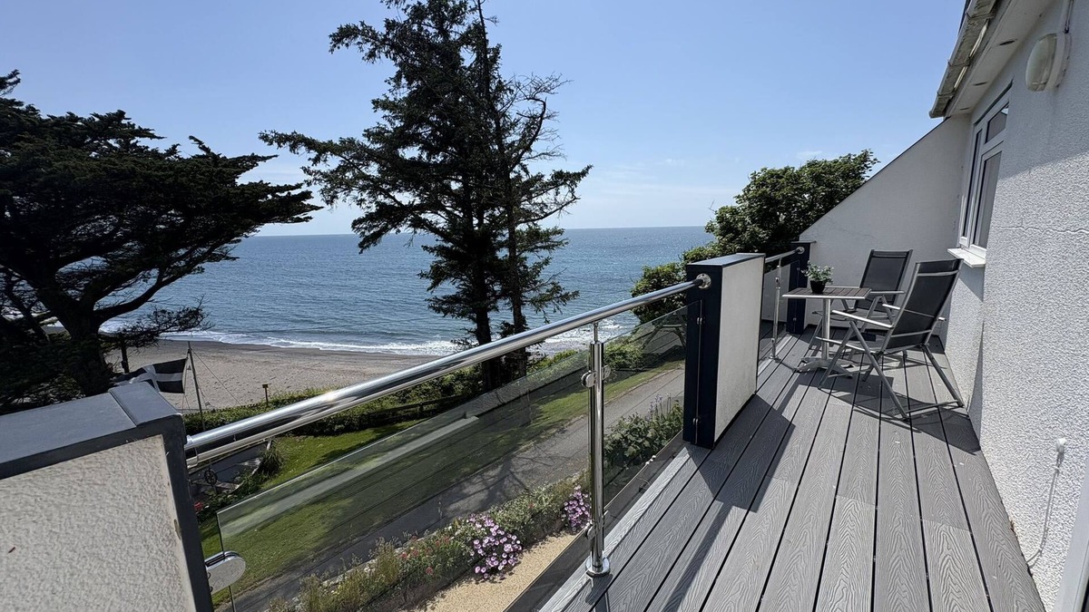 Seaton Apartment | Cosy Apartment with Private Balcony & Fantastic Sea Views