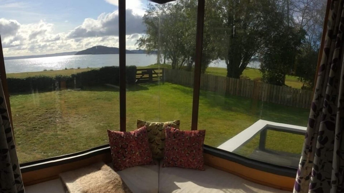 Holdens Bay House | Cosy bach, stunning lakefront site, handy location