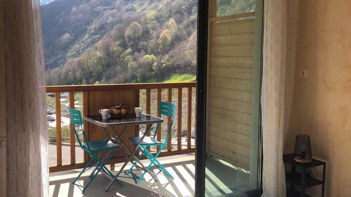 Sers Apartment | Cosy Barèges apartment with sunset and mountain views