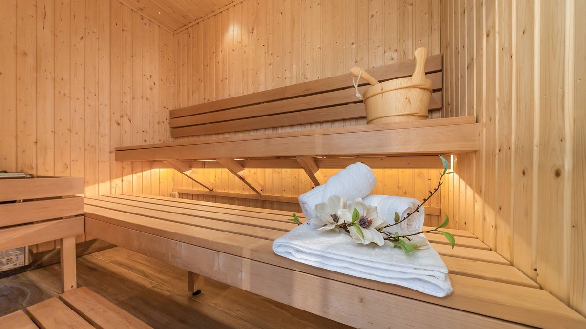 Bisley House | Cosy Barn with Private Sauna, King size & EV Charger