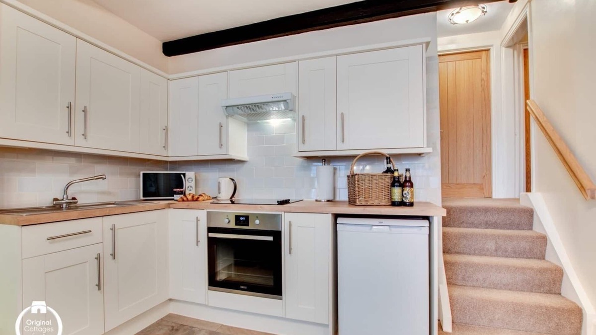 Sandsend Apartment | Cosy Beachside Apartment, Spectacular Views in Picturesque Village.