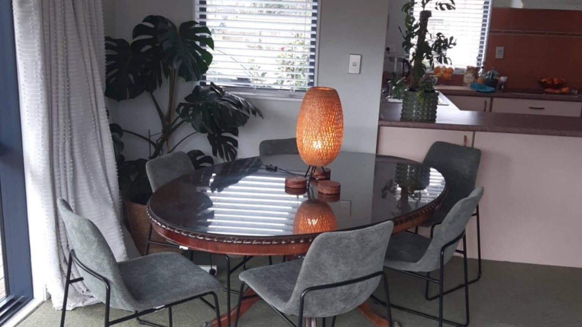 Papamoa Beach House | Cosy Beachside Getaway in Prime Location - Pet friendly.