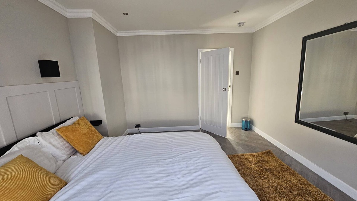 Chatham House | Cosy Bright Luxury Modern 3 Bedroom House near Chatham Station