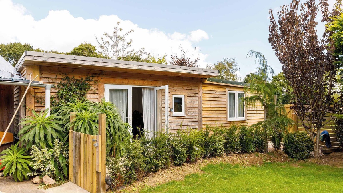 Birdham Cabin | Cosy Cabin Retreat Close to Beaches