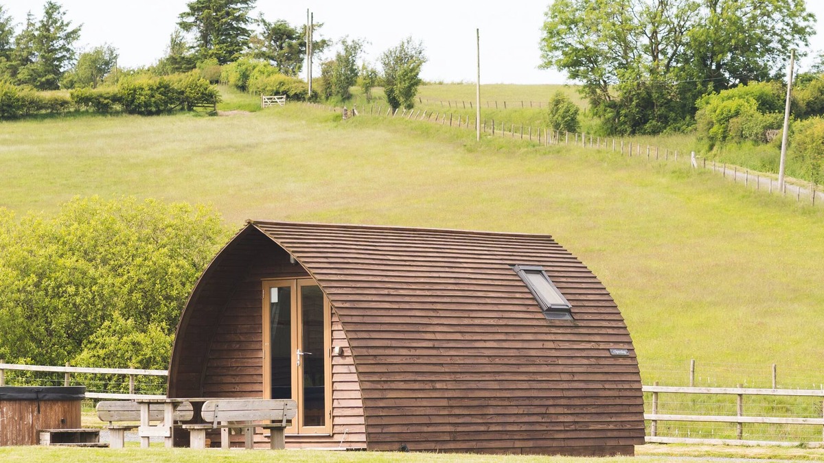 Trefeglwys Cabin | Cosy Cabin with Hot Tub in the Welsh Countryside
