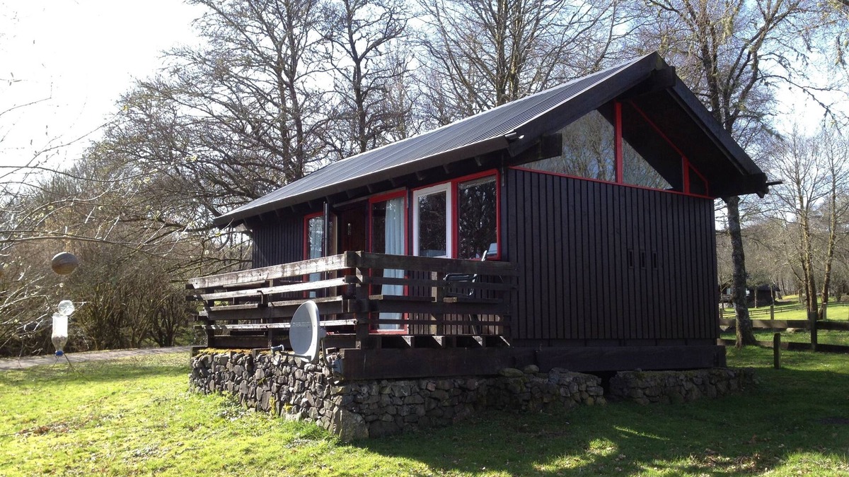 Taynuilt Cabin | Cosy cabin with open views of Loch Awe.