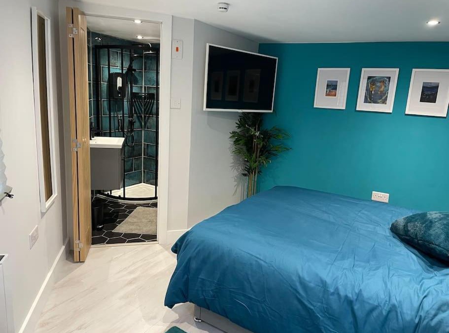 Bircotes Apartment | Cosy cabin with private bathroom